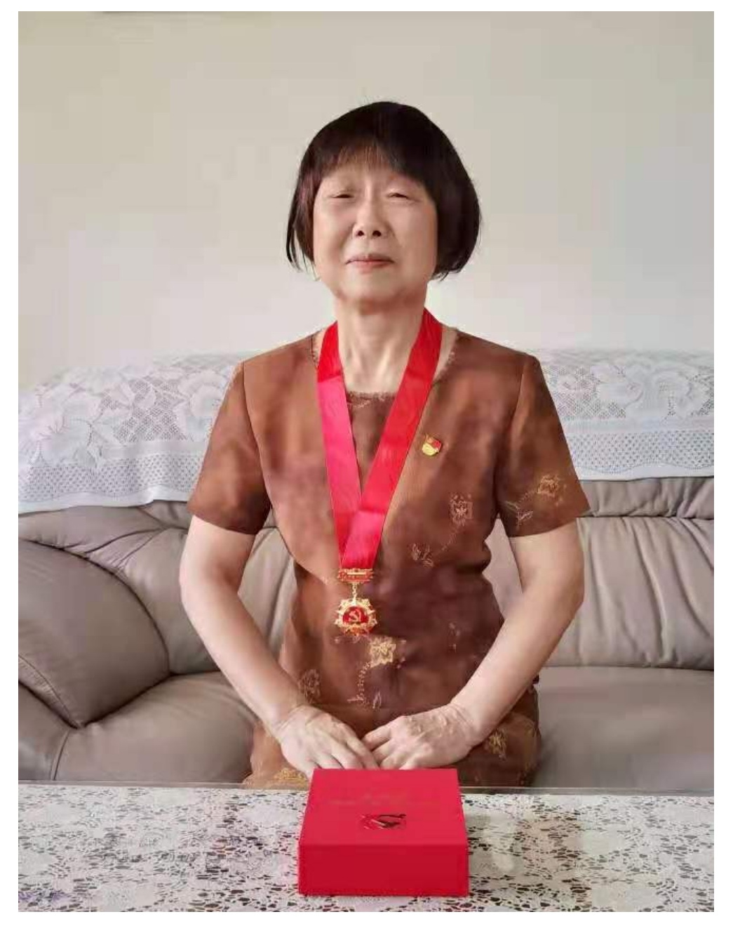 于舒宏获得纪念章的照片.jpg