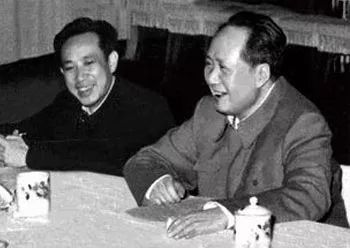 田家英和毛主席在一起.jpg