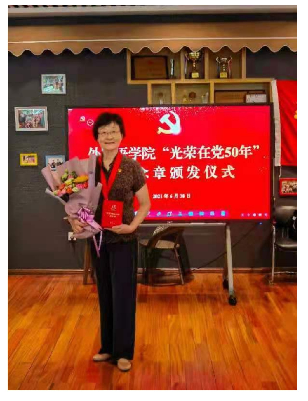 刘瑜清获得纪念章的照片.jpg