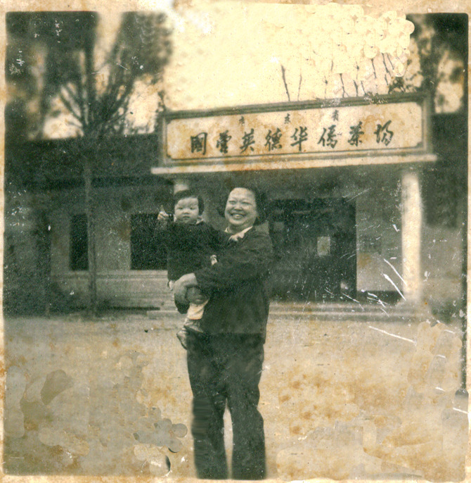 这是妈妈和邬洁敏在英德农场的照片（1978年）.jpg
