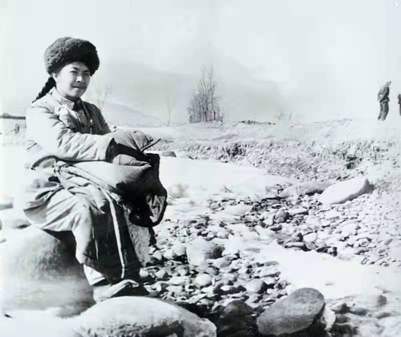 陶斯亮在河边石头上.jpg