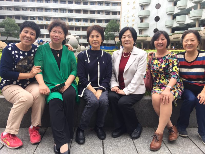 高二D班女生在2019年校庆.jpg