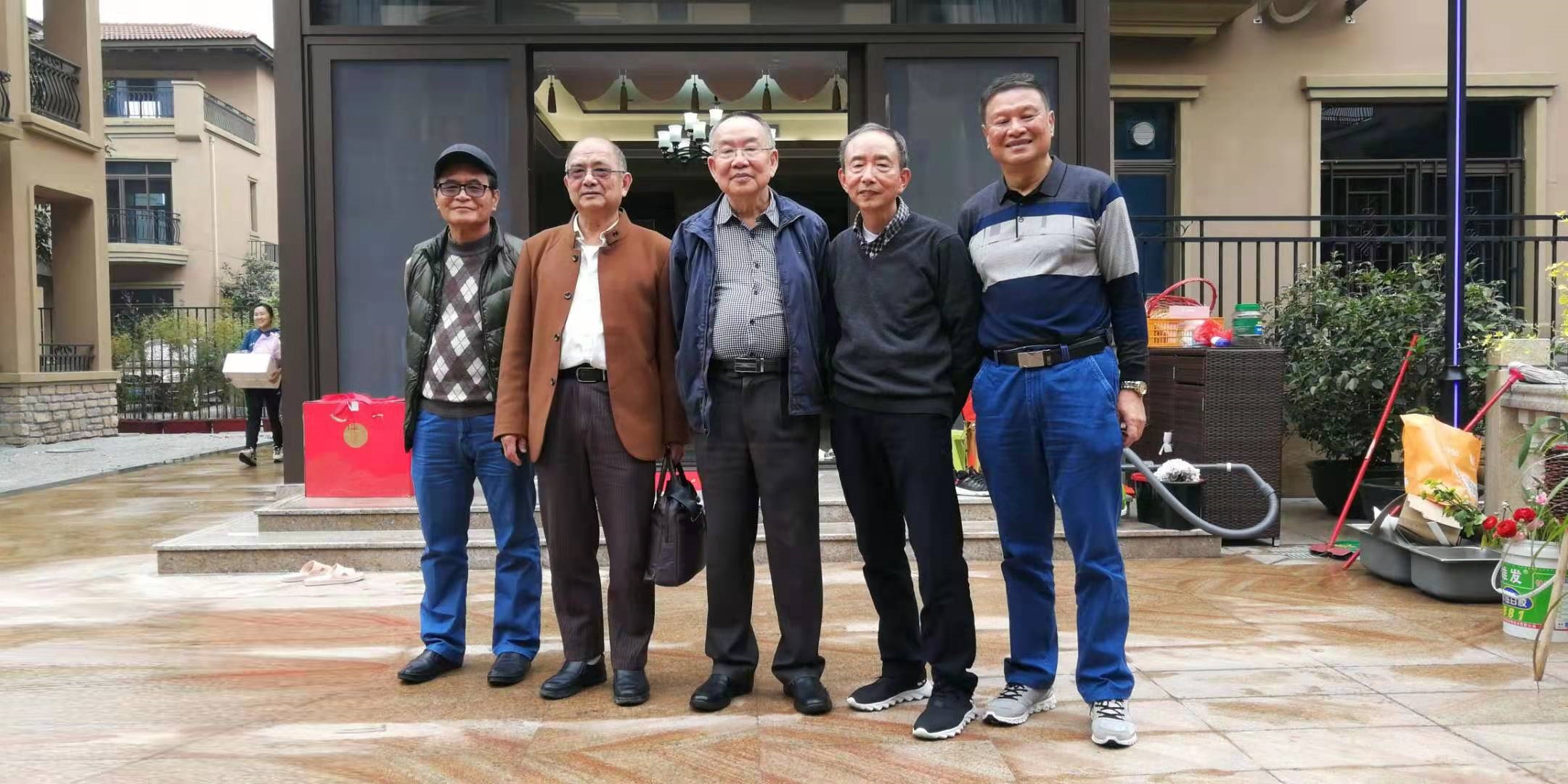 曾一鸣家门口的合影2.jpg